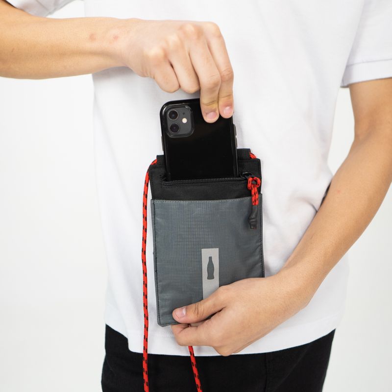 bolsa-porta-celular-coca-cola-string-fever